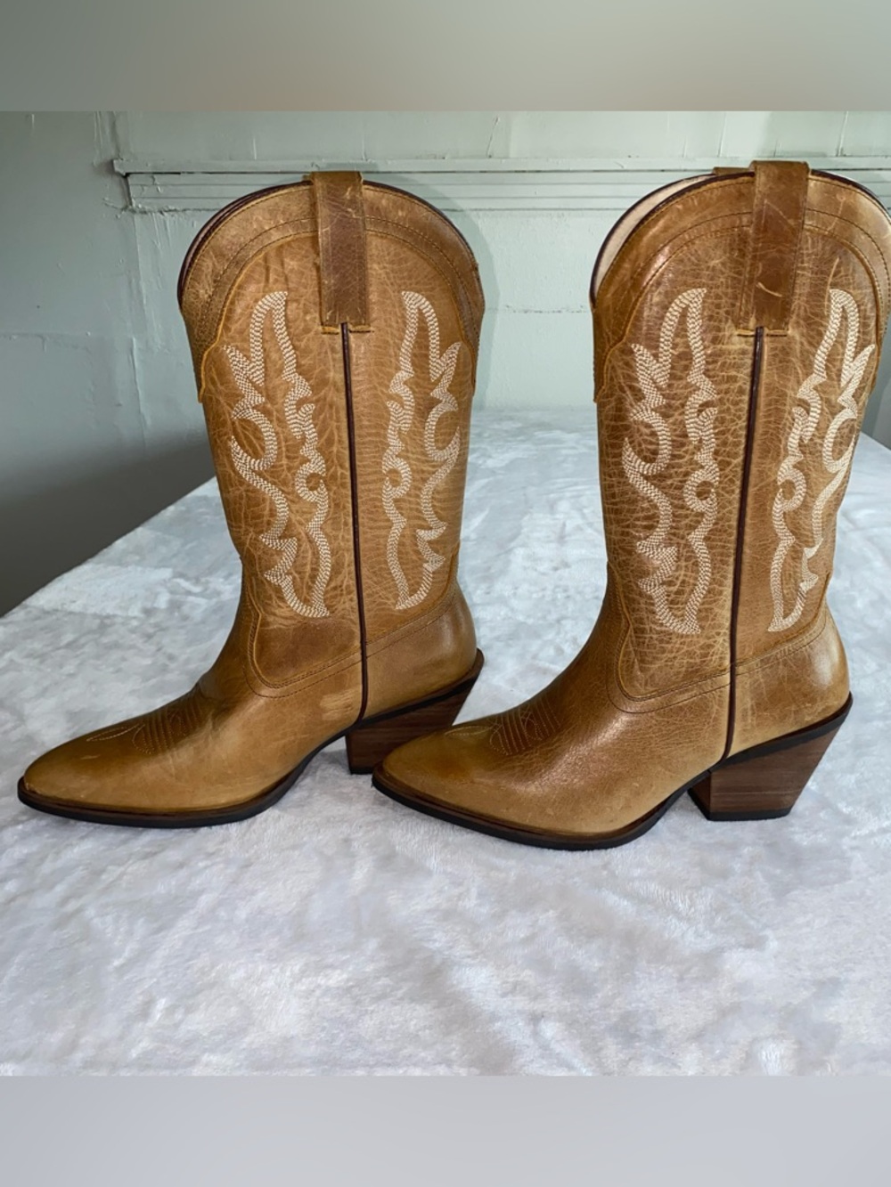 Shyanne Dolly Western Boot Tan Colored Womens Size 8B NWT. Read Description